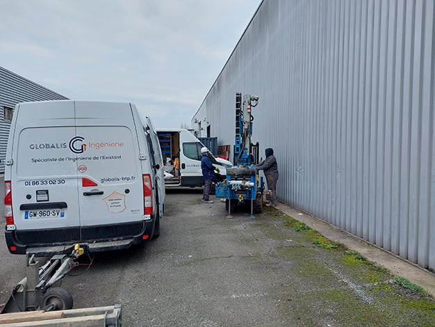 Photo montrant me derrière du camion de Globalis BTP ainsi qu'une machine technique