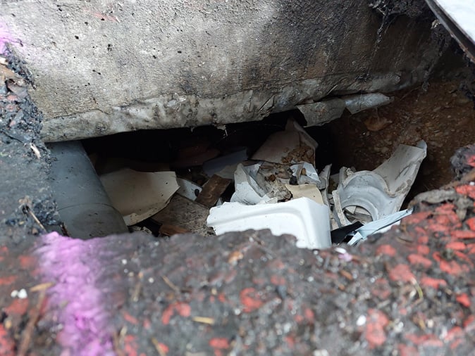 Photo montrant un vide dans le sol qui nécessite une intervention d'Uretek
