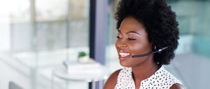 Jeune femme répondant au téléphone