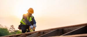 Homme qui travaille sur le toit d'un chantier