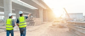 Deux ingénieurs en tenue de travail sur un chantier